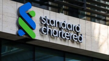 ستاندرد تشارترد يتوقع بلوغ سعر الدولار 52 جنيها بنهاية 2025