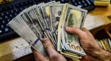 سعر الدولار مقابل الجنيه المصري يتراجع بالبنوك اليوم الخميس (اعرف وصل كام؟)