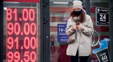 سعر صرف الدولار يتراجع مقابل الروبل الروسي لأدنى مستوى في 10 أشهر