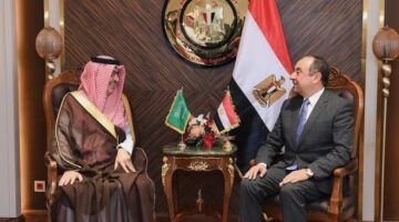 سفير المملكة لدى مصر يلتقي وزير قطاع الأعمال المصري