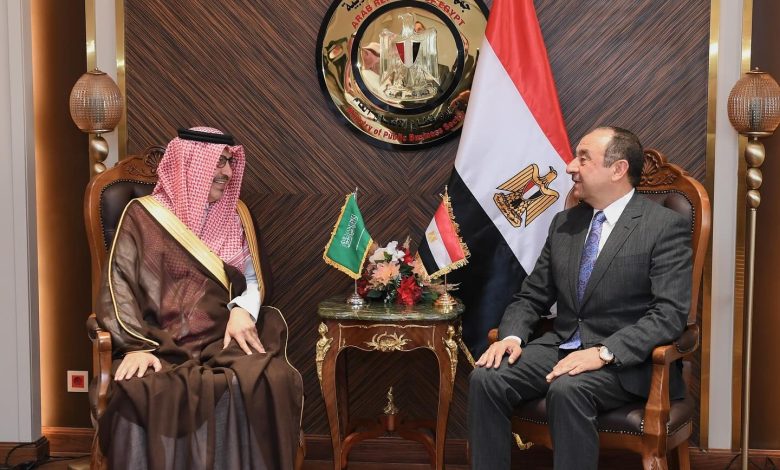 سفير المملكة لدى مصر يلتقي وزير قطاع الأعمال المصري