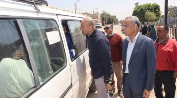 سكرتير بني سويف يتابع انتظام المواقف عقب زيادة أسعار الوقود