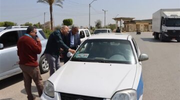سكرتير بني سويف يتابع مدى التزام السائقين بتعريفة النقل