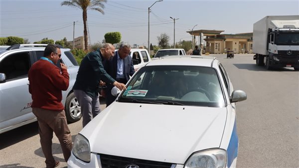 سكرتير بني سويف يتابع مدى التزام السائقين بتعريفة النقل سكرتير بني سويف يتابع مدى التزام السائقين بتعريفة النقل