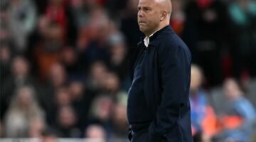 سلوت يتجاهل صفقة مانشستر يونايتد
