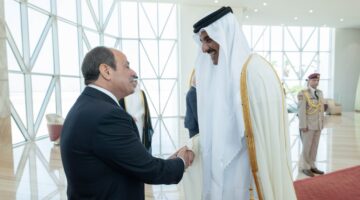 سمو الأمير يتقدم مستقبلي الرئيس المصري