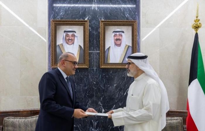 سمو الأمير يتلقى رسالة خطية من الرئيس العراقي تسلمها نائب وزير الخارجية سمو الأمير يتلقى رسالة خطية من الرئيس العراقي تسلمها نائب وزير الخارجية