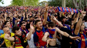 شاهد – جماهير برشلونة تحرق قميص ريال مدريد في ساحة “بلازا نويفا”