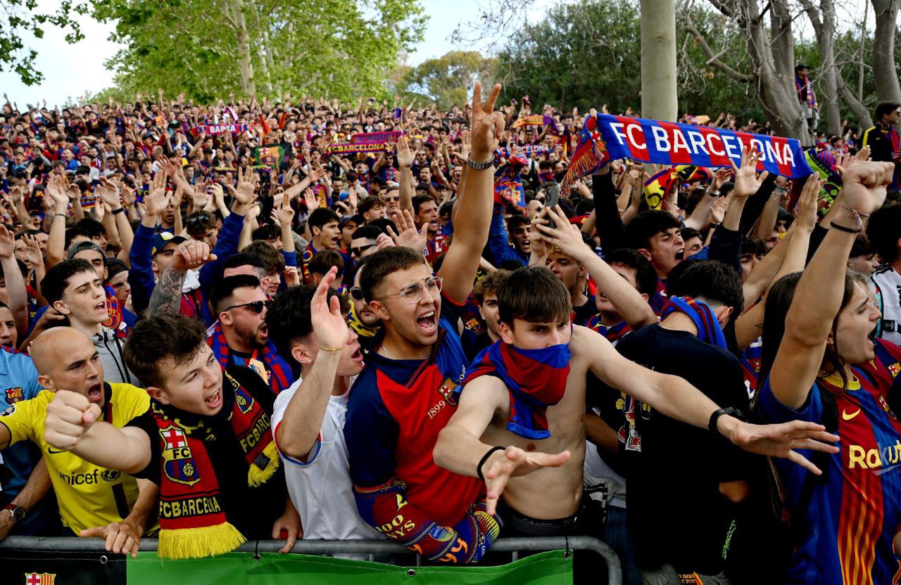 شاهد – جماهير برشلونة تحرق قميص ريال مدريد في ساحة “بلازا نويفا” شاهد – جماهير برشلونة تحرق قميص ريال مدريد في ساحة “بلازا نويفا”
