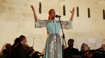 بمشاركة فرنسية يابانية مصرية.. فرح الديبانى تغنى تحت سفح الأهرامات من أجل حماية التراث