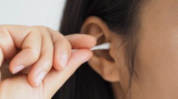 شمع الأذن الأسود.. أسبابه وكيف يمكن علاجه؟