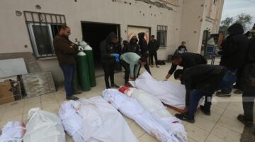 الدفاع المدني يُعلن عن مقتل 44 فلسطينياً نتيجة الغارات الإسرائيلية على غزة.
