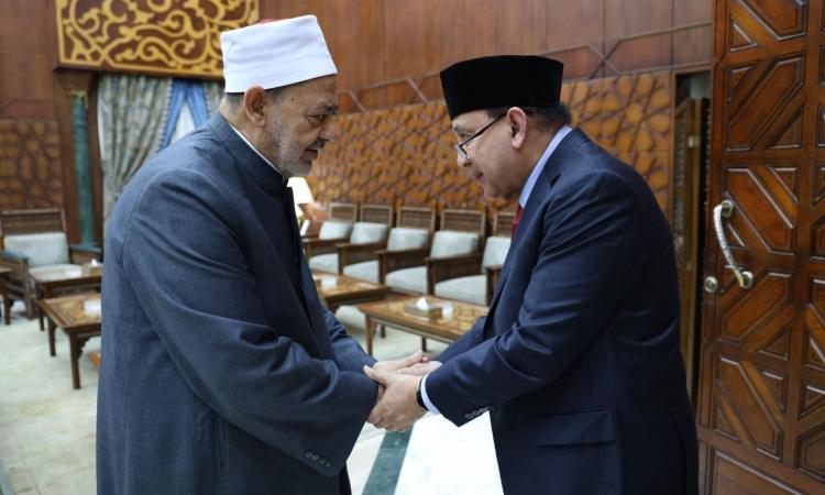 شيخ الأزهر يبحث سبل تعزيز التعاون مع وزير المالية الإندونيسي الأسبق شيخ الأزهر يبحث سبل تعزيز التعاون مع وزير المالية الإندونيسي الأسبق