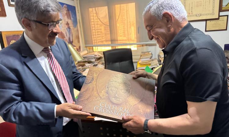 صور.. زاهي حواس يبحث سبل التعاون الأثري مع سفير باكستان بالقاهرة صور.. زاهي حواس يبحث سبل التعاون الأثري مع سفير باكستان بالقاهرة