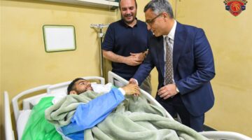 صور | سفير الجزائر في مصر يزور أحمد قندوسي بعد خضوعه للجراحة