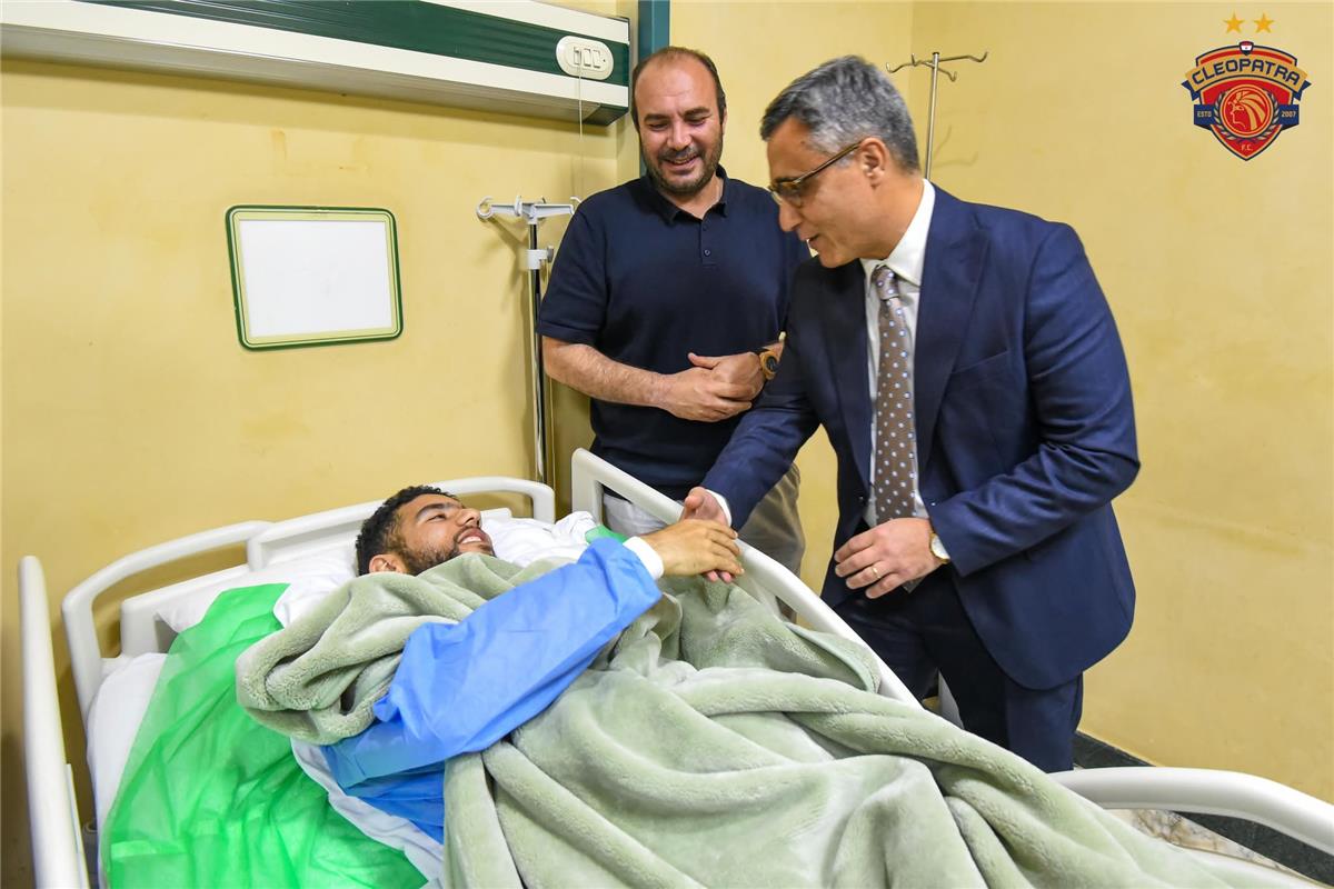 صور | سفير الجزائر في مصر يزور أحمد قندوسي بعد خضوعه للجراحة صور | سفير الجزائر في مصر يزور أحمد قندوسي بعد خضوعه للجراحة
