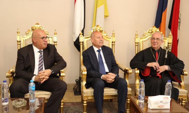 صور.. محافظ القاهرة يهنيء أسقف الإسكندرية للأرمن الكاثوليك بعيد القيامة صور.. محافظ القاهرة يهنيء أسقف الإسكندرية للأرمن الكاثوليك بعيد القيامة