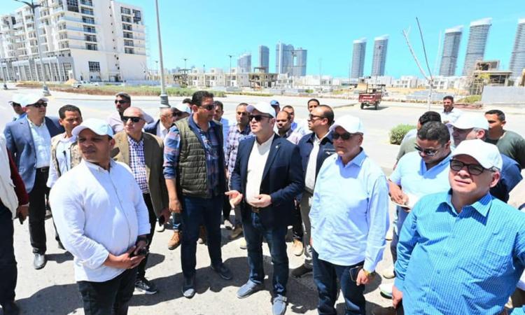 صور.. وزير الإسكان يتفقد كومبوند"مزارين" والممشى السياحي بالعلمين الجديدة صور.. وزير الإسكان يتفقد كومبوند"مزارين" والممشى السياحي بالعلمين الجديدة