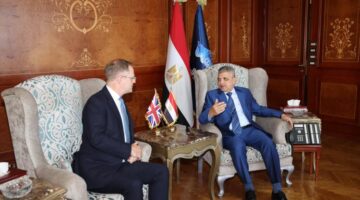 صور.الفريق أسامة ربيع يبحث سبل التعاون والتنسيق المشترك مع السفير البريطاني