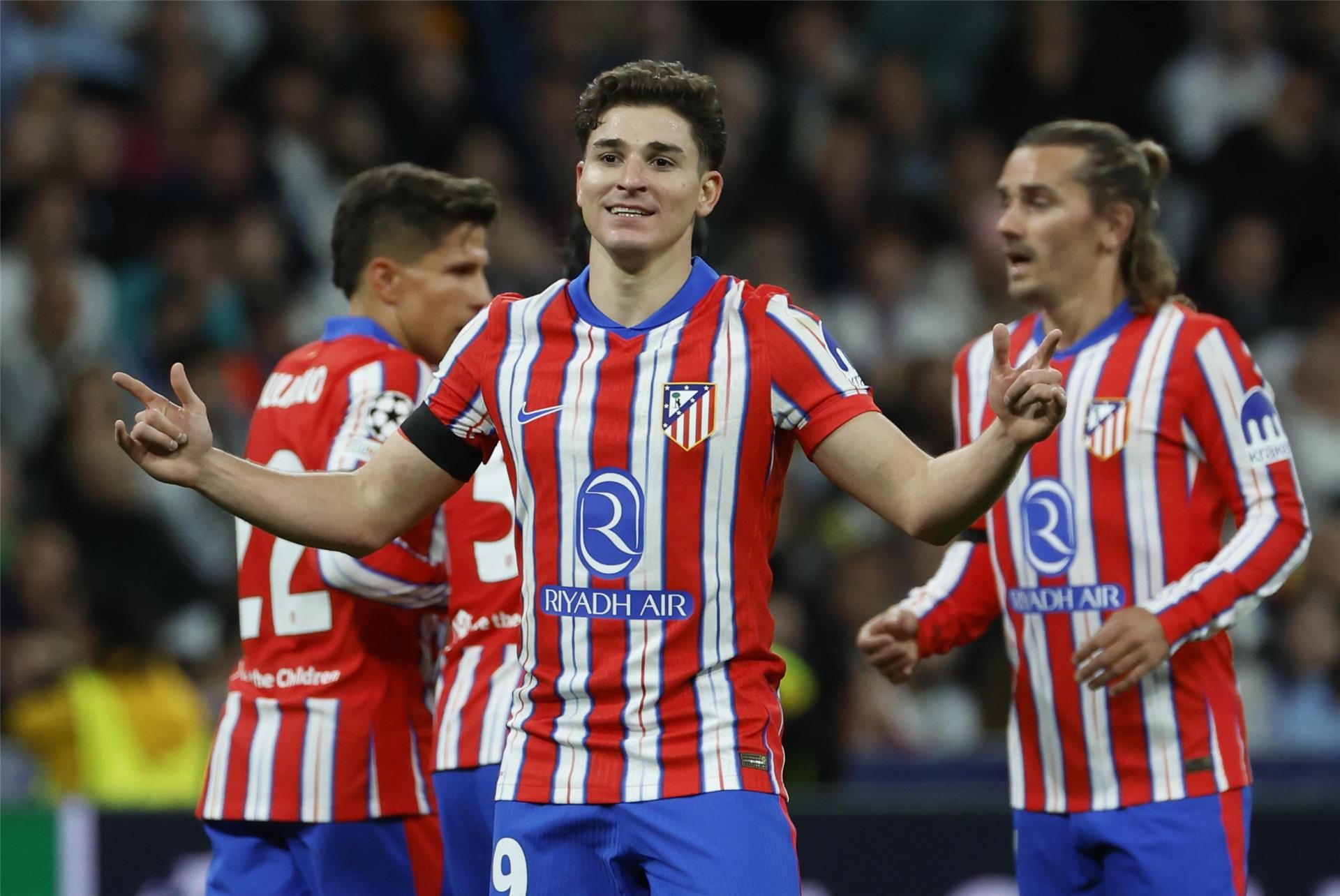 صورة: جماهير أتلتيكو مدريد تكافئ ألفاريز صورة: جماهير أتلتيكو مدريد تكافئ ألفاريز