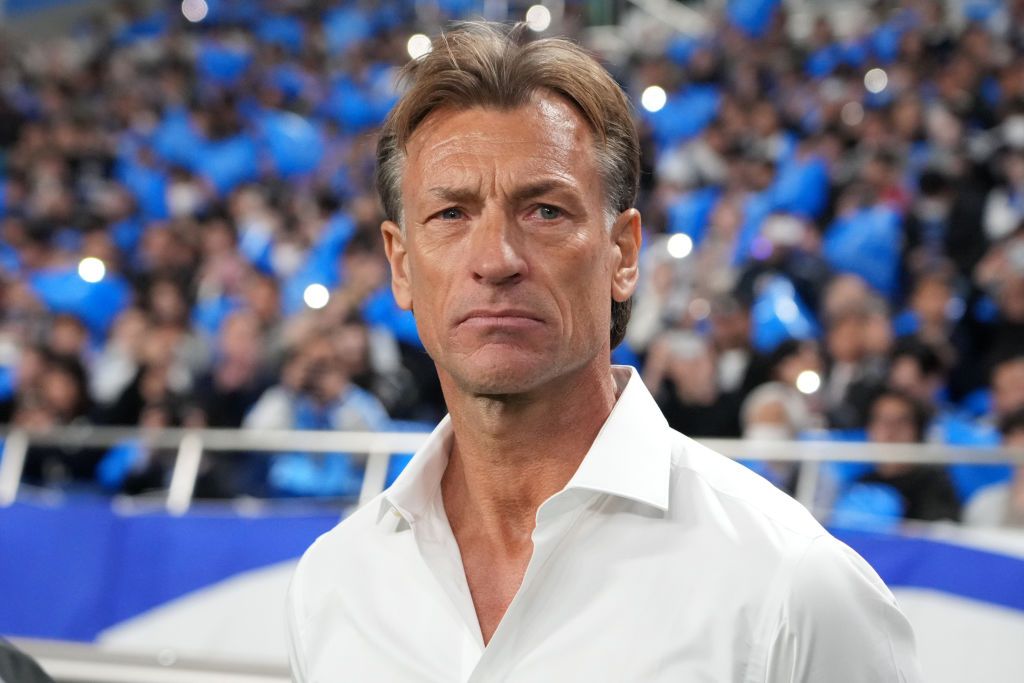 صورة.. رينارد يراقب نجوم ديربي الهلال والشباب