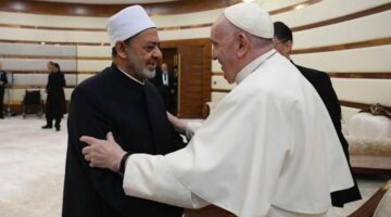 صور.شيخ الأزهر يرثي البابا فرنسيس بأربع لغات: الصديق العزيز والرمز الإنساني