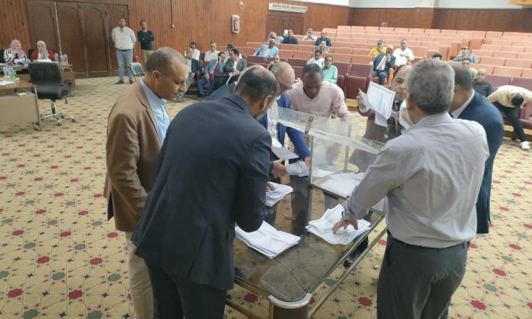 صور.غلق الصناديق وبدء فرز الأصوات بانتخابات غرفة ملاحة السويس والبحر الأحمر صور.غلق الصناديق وبدء فرز الأصوات بانتخابات غرفة ملاحة السويس والبحر الأحمر