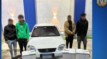 ضبط 3 أشخاص لقيامهم بسرقة كراتين من أعلى سيارة نقل بالعريش