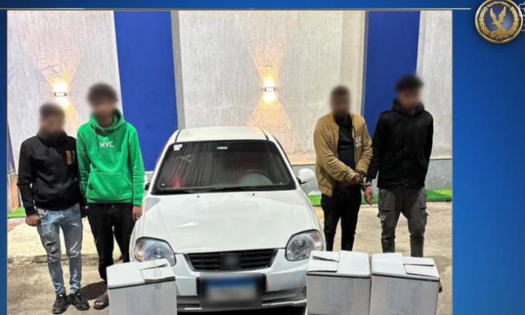 ضبط 3 أشخاص لقيامهم بسرقة كراتين من أعلى سيارة نقل بالعريش