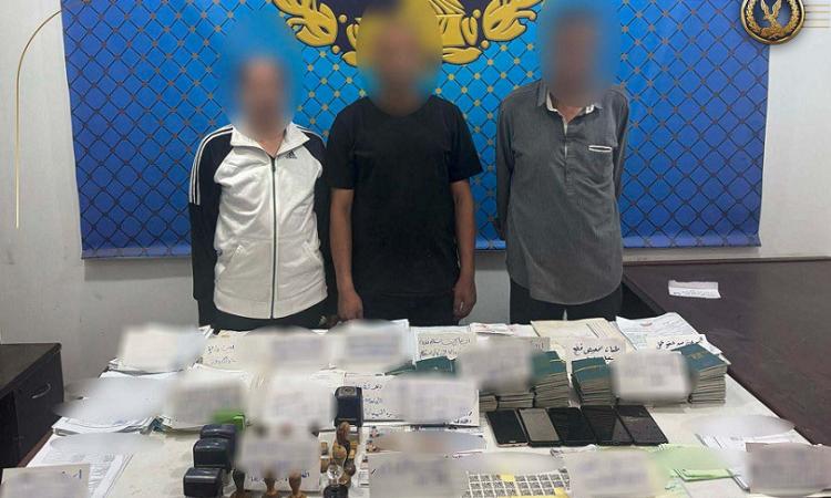 ضبط تشكيل عصابي تخصص في التزوير والنصب على المواطنين والإستيلاء على أموالهم ضبط تشكيل عصابي تخصص في التزوير والنصب على المواطنين والإستيلاء على أموالهم