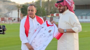 طارق يحيى يزور نادي الوحدة السعودي ويهديهم قميص الزمالك