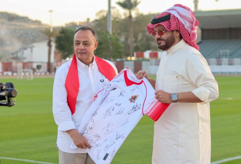 طارق يحيى يزور نادي الوحدة السعودي ويهديهم قميص الزمالك طارق يحيى يزور نادي الوحدة السعودي ويهديهم قميص الزمالك