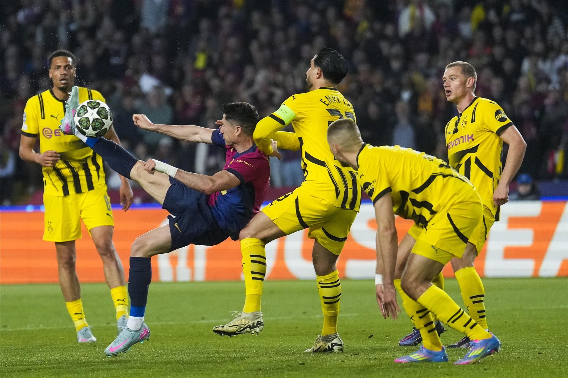 طاقم إيطالي يفصل بين دورتموند وبرشلونة طاقم إيطالي يفصل بين دورتموند وبرشلونة