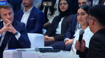 طالب مصري يطلب نصيحة من الرئيس الفرنسي | فيديو