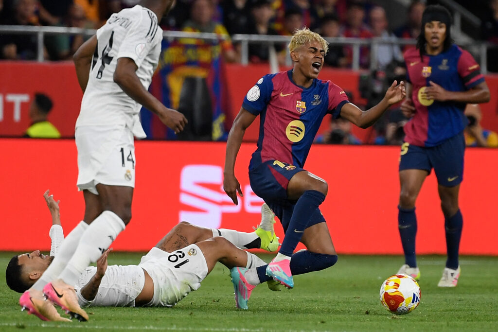 طرد 3 لاعبين من ريال مدريد بعد الخسارة ضد برشلونة طرد 3 لاعبين من ريال مدريد بعد الخسارة ضد برشلونة