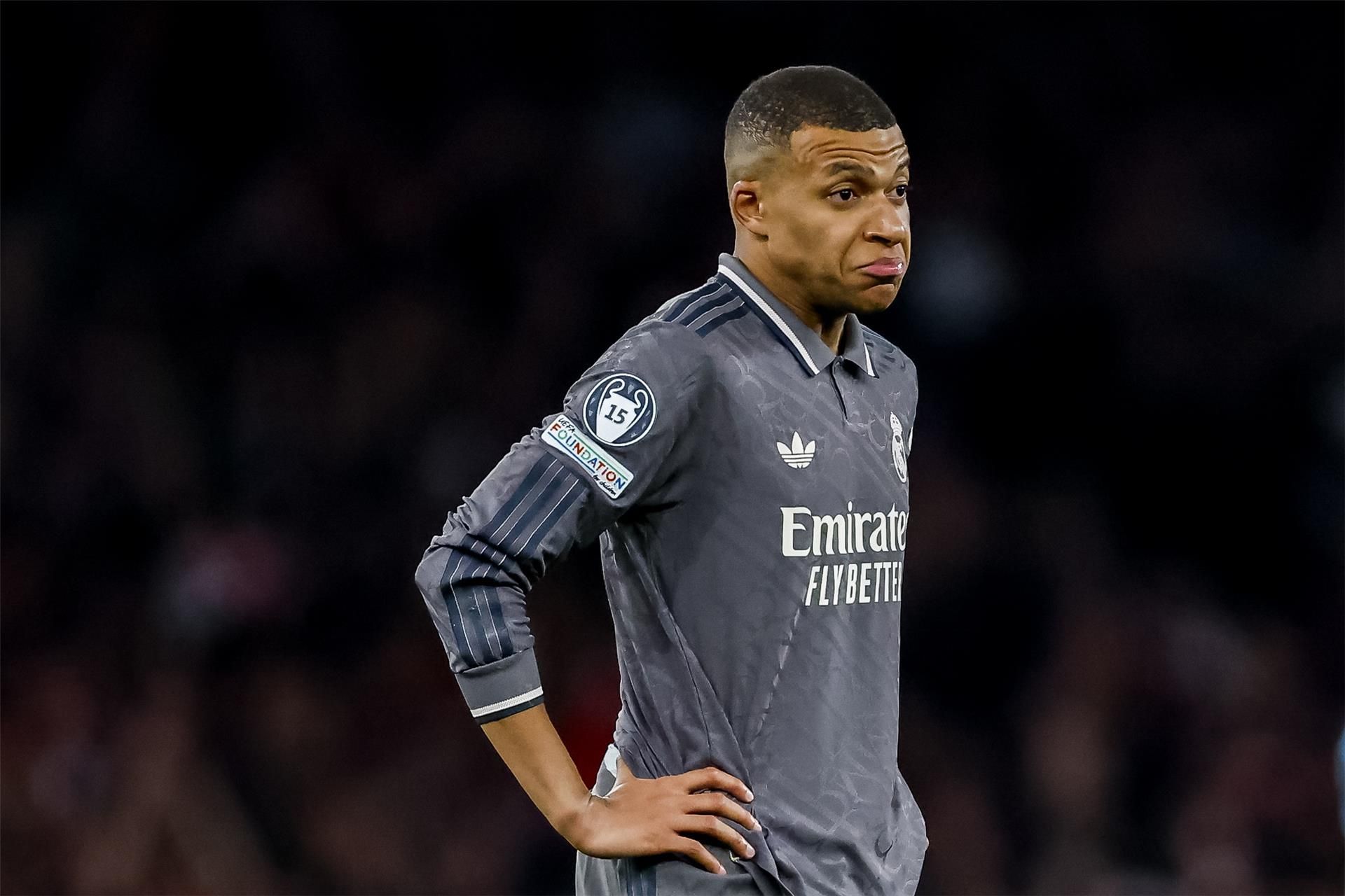 طرد مباشر.. مبابي يورط ريال مدريد أمام ألافيس