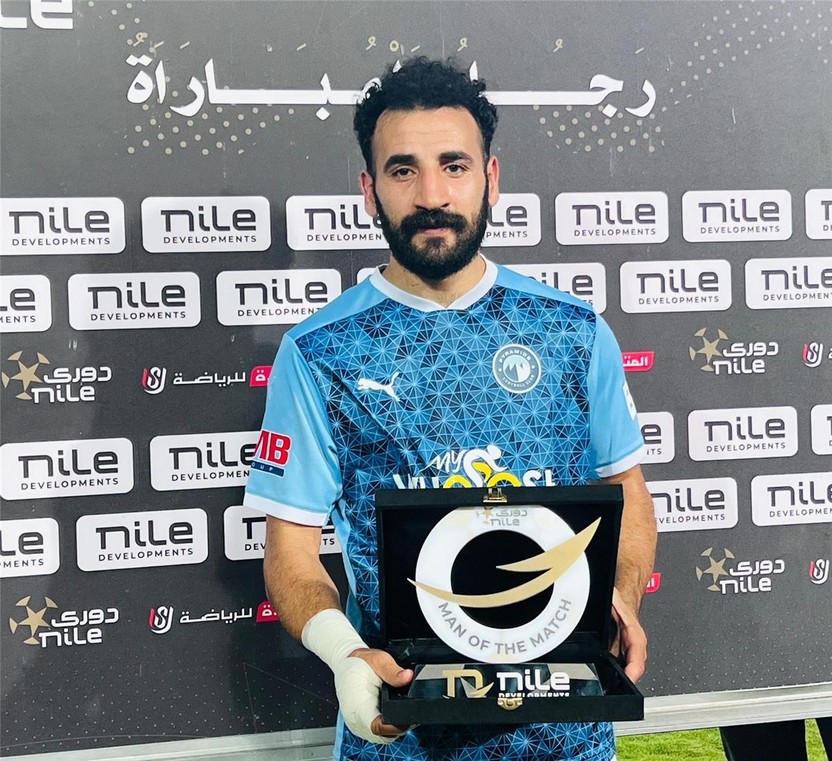 طرد مهند لاشين في مباراة الأهلي وبيراميدز طرد مهند لاشين في مباراة الأهلي وبيراميدز