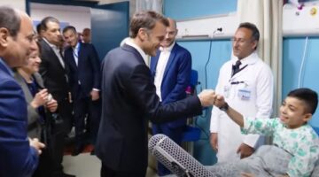 طفل فلسطيني بمستشفي العريش: أشكر الرئيسين السيسي وماكرون ونفسي أرجع غزة ونعمّرها |شاهد