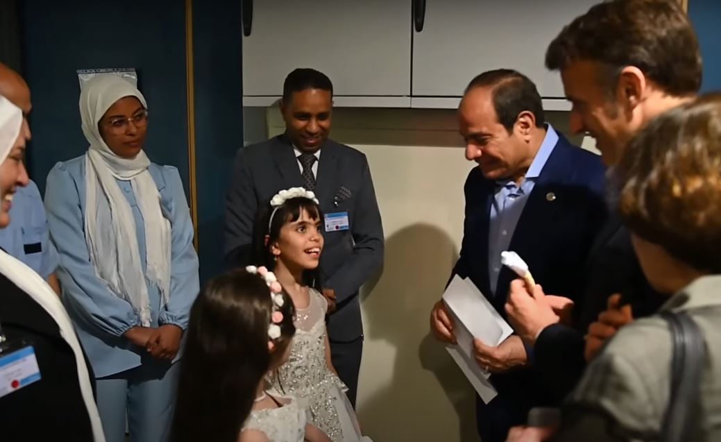 طفلة فلسطينية تلقي قصيدة في حب مصر أمام الرئيسين السيسي وماكرون