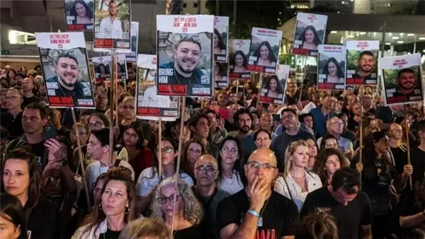 عائلات المحتجزين الإسرائيليين بغزة: تحركاتنا الاحتجاجية لا تزال مستمرة عائلات المحتجزين الإسرائيليين بغزة: تحركاتنا الاحتجاجية لا تزال مستمرة