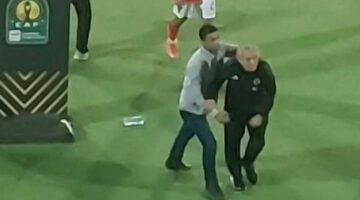 عاجل.. رد فعل كولر بعد هجوم الجماهير ضده وإلقاء زجاجات المياه عليه