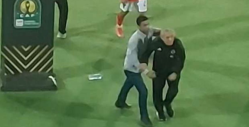 عاجل.. رد فعل كولر بعد هجوم الجماهير ضده وإلقاء زجاجات المياه عليه عاجل.. رد فعل كولر بعد هجوم الجماهير ضده وإلقاء زجاجات المياه عليه