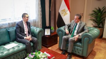 “عبد الغفار” يبحث مع “الخطيب” وضع آليات لتخفيف الأعباء المالية وتشجيع الاستثمار