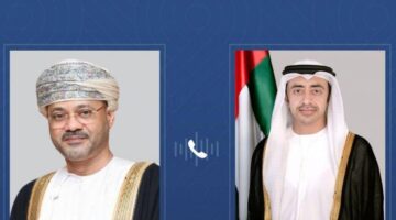 عبدالله بن زايد يبحث مع وزير خارجية عمان هاتفياً مستجدات المحادثات بين إيران والولايات المتحدة