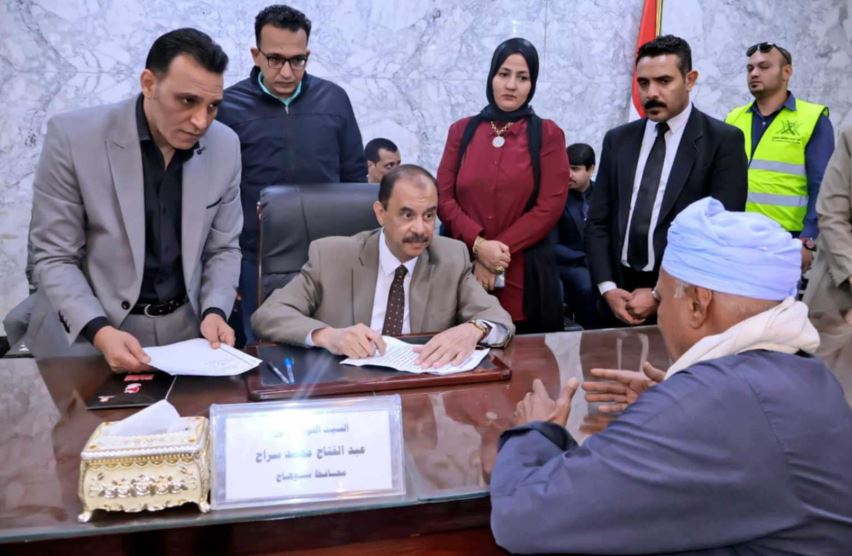 محافظ سوهاج يعقد اللقاء الجماهيري الأسبوعي للاستماع إلى شكاوى واحتياجات المواطنين