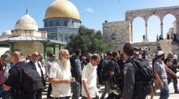 عشرات المستوطنون يقتحمون باحات المسجد الأقصي بحماية شرطة الاحتلال