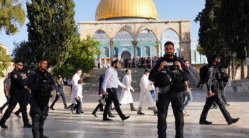 عشرات من المستعمرين يقتحمون الأقصى بحماية قوات الاحتلال الإسرائيلي