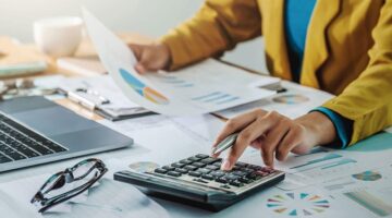 عقارات وعملات مشفرة.. تحقيقات تكشف استثمارات مشبوهة لمسؤولين مغاربة بالخارج
