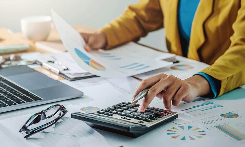 عقارات وعملات مشفرة.. تحقيقات تكشف استثمارات مشبوهة لمسؤولين مغاربة بالخارج عقارات وعملات مشفرة.. تحقيقات تكشف استثمارات مشبوهة لمسؤولين مغاربة بالخارج
