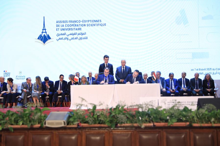 على هامش زيارة ماكرون.. رئيس جامعة الإسكندرية يوقع 5 بروتوكولات تعاون مع جامعات فرنسية